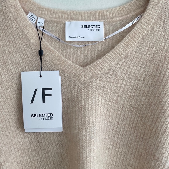 Umbra Wool & Mohair-Blend Knit V-Neck Sweater In Oatmeal - Picture 13 of 13